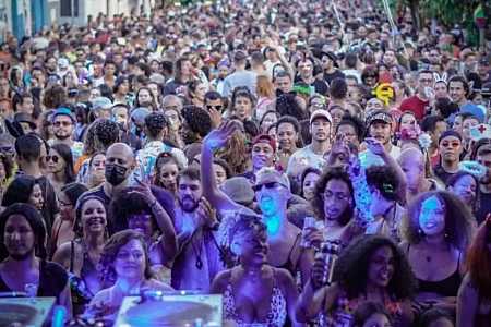 Pochetes, apps de carona, pulseiras de identificação e mais: veja dicas de segurança para evitar problemas durante o carnaval