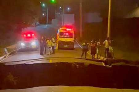 Motociclista passa cerca de seis horas dentro de cratera aberta pela chuva