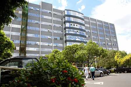 Idoso que foi espancado, amarrado e trancado em banheiro recebe alta de hospital no interior de SP