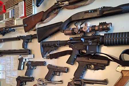 Armas apreendidas em casa de médico têm potencial para perfurar carros blindados e coletes à prova de balas