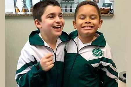 Menino pede para o Papai Noel que o amigo aprenda a falar