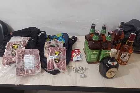 Trio é detido suspeito de furtar uísque, carne nobre e chocolate em supermercado de Rio Preto