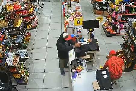 VÍDEO: ladrão quebra arma ao dar coronhada em vítima durante assalto a supermercado