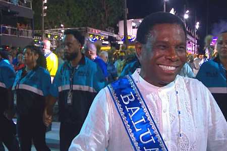 Neguinho da Beija-Flor ´abre alas´ para o samba ao cantar pela primeira vez em festival na Capital Nacional do Folclore: ´Estou muito feliz´