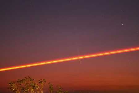 Astrônomo amador registra foto de ´Cometa do Século´ durante passagem de avião no céu no interior de SP