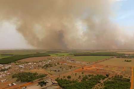 Vicinal que liga Tabapuã a Uchoa é interditada por conta de incêndio em pastagem
