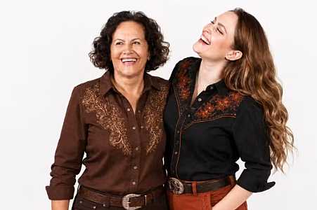Avó realiza sonho de ser cantora ao regravar músicas com neta: ´Sonhos não têm idade´