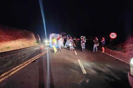 Motociclista morre em acidente com caminhão tombado em rodovia de Olímpia