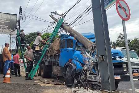 Caminhão ´desgovernado´ bate em poste de energia elétrica de Rio Preto