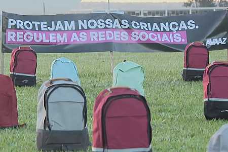 Mochilas vazias em frente ao Congresso, em Brasília, lembram vítimas de violência em escolas