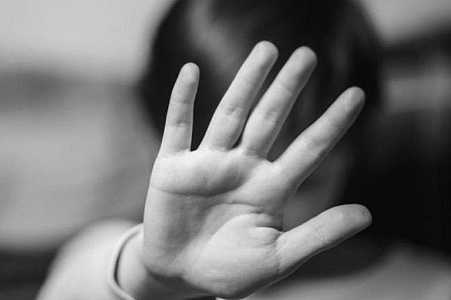 Polícia investiga estupro contra menina de 11 anos, encontrada chorando em padaria