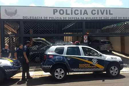 Homem foge com filha após esganar companheira e queimar pertences dela em Rio Preto
