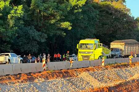 Acidente com oito veículos na rodovia Washington Luís causa congestionamento