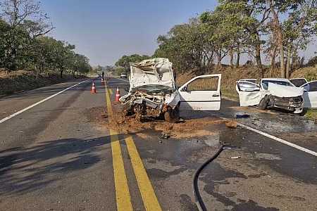 Quatro pessoas ficam feridas em acidente envolvendo três carros em Penápolis