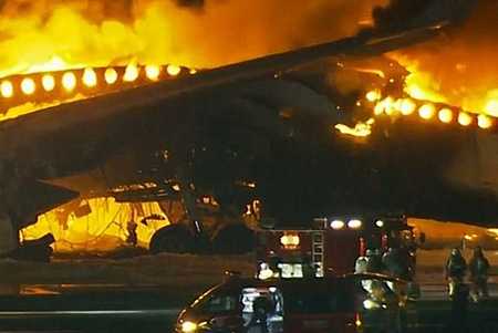 Avião com mais de 350 passageiros pega fogo no aeroporto de Tóquio, no Japão; cinco pessoas morreram