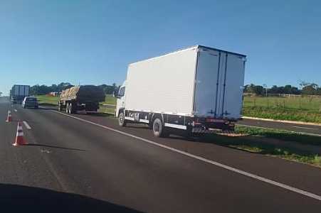 Motociclista morre ao passar por cima de retrovisor em rodovia, cair no asfalto e ser atropelado