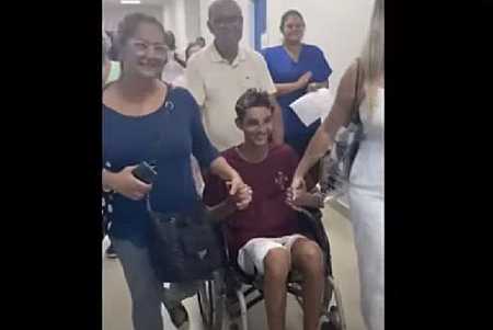 Sobrevivente de acidente que matou 7 da mesma família recebe alta