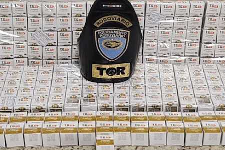Polícia apreende quase R$ 1 milhão em remédios irregulares escondidos em caminhonete