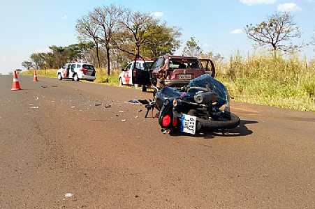 Jovem de 21 anos bate moto na traseira de carro e morre em estrada vicinal