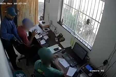 VÍDEO: bandidos usam arma para assaltar distribuidora de frutas no interior de SP