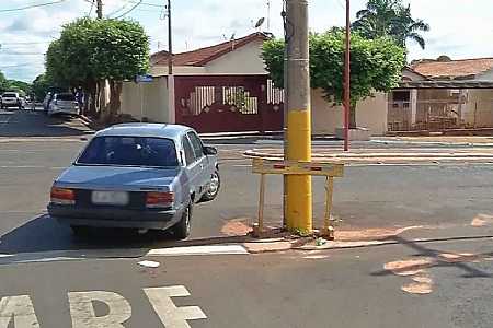 Postes no meio de ruas preocupam motoristas em Pereira Barreto