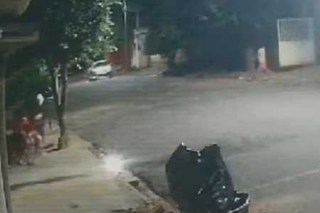 VÍDEO: câmera registra momento em que mulher é atropelada e arrastada por carro em marcha à ré