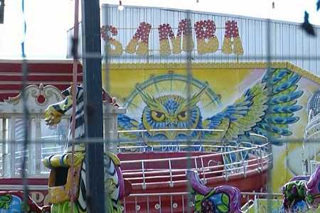 Casal passa por cirurgia após ter braço prensado em brinquedo de parque de diversão