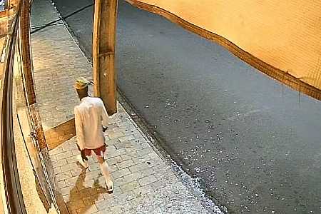VÍDEO: Suspeito é detido após quebrar vitrine de lojas com marteladas em Urupês