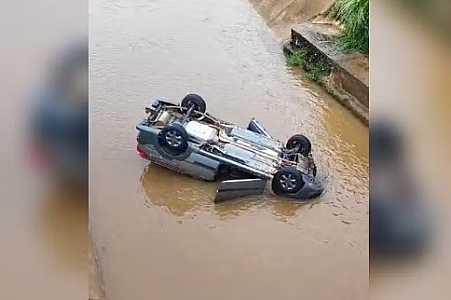 Carro é encontrado com as rodas para cima dentro de rio em Olímpia