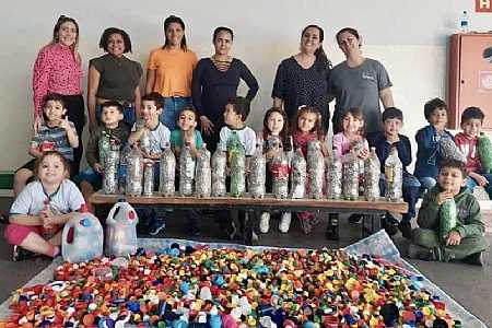 Crianças da rede municipal de ensino de Jales são recebidas na AVCC para premiação pela “Campanha do Bem”