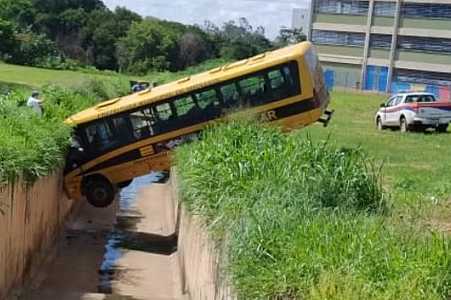 Ônibus escolar perde freio e cai dentro de canaleta de córrego em Mirassol