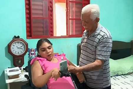 Avô aprende a maquiar para realizar sonho da neta com paralisia cerebral em ser influenciadora digital