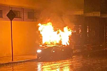 Carro de idoso envolvido em acidente com motociclista que foi prensada por veículos é incendiado em Birigui