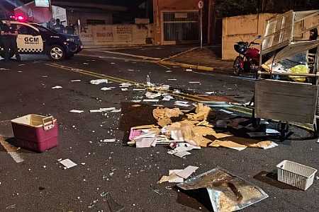 Idoso é atropelado por motocicleta ao atravessar a rua com carrinho de pipoca em Birigui