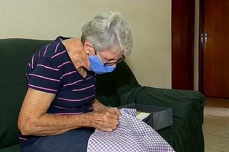 Projeto em Urânia leva caixas com material para bordado nas casas de idosas durante pandemia
