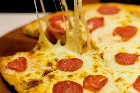 Mulher fica furiosa e agride o marido após saber que ele comeu pizza sem dividir com ela