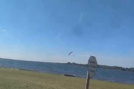 Vídeo mostra momento em que homem cai de paramotor durante evento no interior de SP
