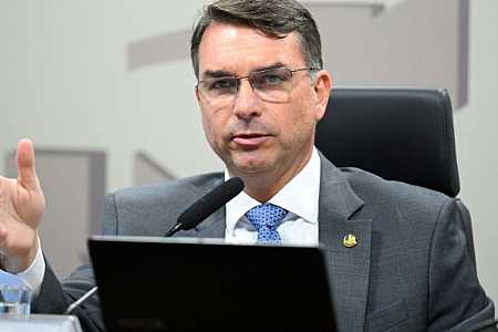Flávio quer Moraes suspeito de julgar caso sobre Vorcaro