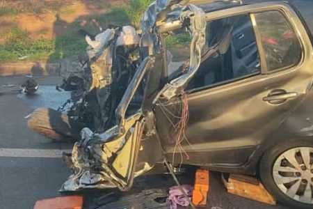 Homem morre e mulher fica em estado grave após batida frontal contra caminhão em Olímpia, SP