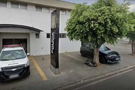 Homem é preso ao tentar atacar escrivão com pedaço de vidro em frente ao Plantão Policial de Catanduva