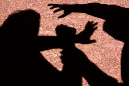 Menina de 13 anos aceita fazer book fotográfico e é abusada por homem