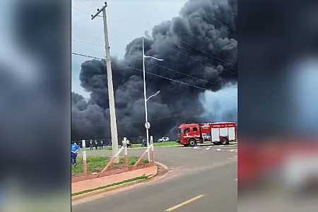 Incêndio causa destruição em fábrica de isopor à margem da BR-153 em José Bonifácio