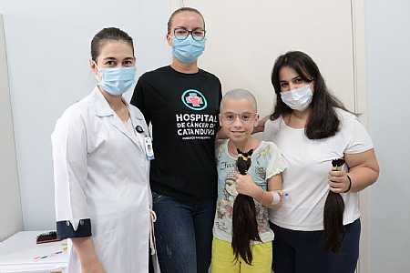 Criança de 11 anos doa cabelos antes de fazer cirurgia no cérebro