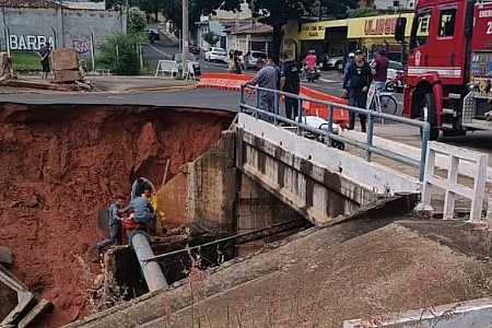 Mulher cai em cratera aberta em trecho de avenida em Birigui