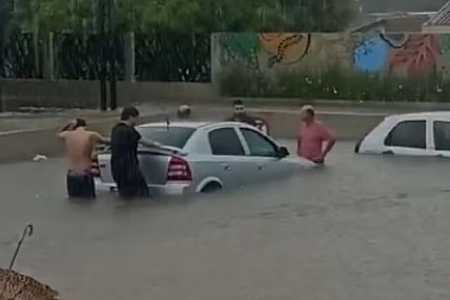 Chuva alaga ruas, invade estacionamento e deixa carros submersos em Penápolis