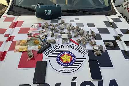 Adolescente é detido suspeito de transportar drogas em carro, fugir da polícia pela contramão em avenida e bater contra viatura