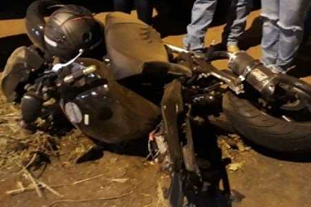 Motociclista morre após bater Hornet em poste