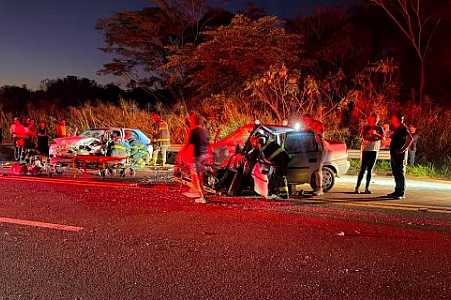 Batida frontal entre dois veículos deixa feridos em rodovia