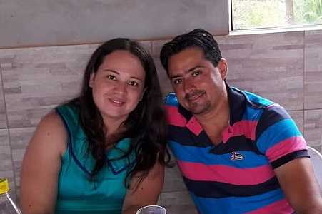 Professora morta a facadas na frente dos filhos já tinha denunciado violência doméstica contra o marido, diz polícia