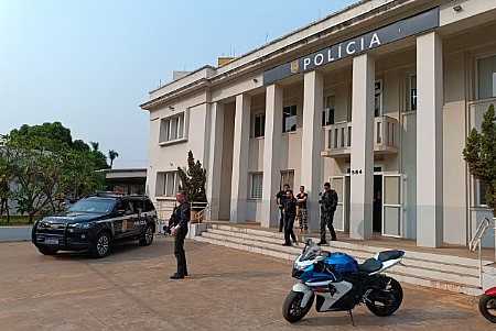 Suspeito morre em confronto com policiais em operação de combate à infiltração de integrantes de facção criminosa na política